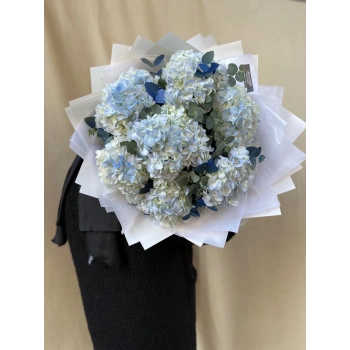 Blue Hydrangea Bouquet (7-stem)