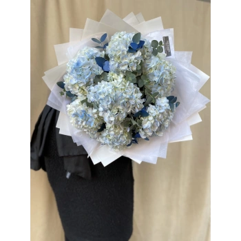 Blue Hydrangea Bouquet (7-stem)