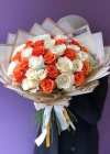 باقة ورد باللون البرتقالي والكريمي خاصة من كينيا