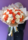 باقة ورد باللون البرتقالي والكريمي خاصة من كينيا