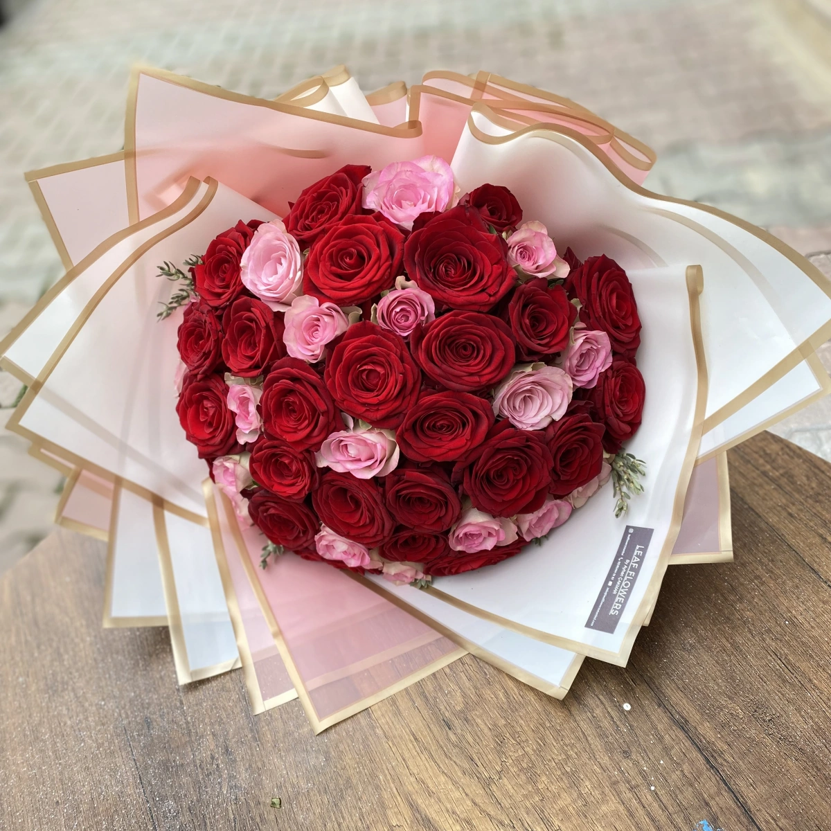 باقة ورود حمراء وردية