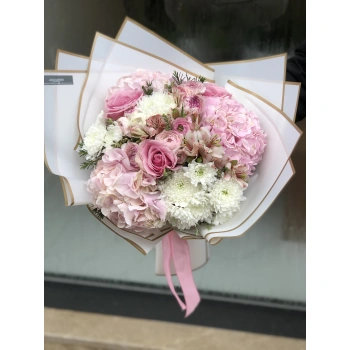 باقة زهرية وردية وبيضاء
