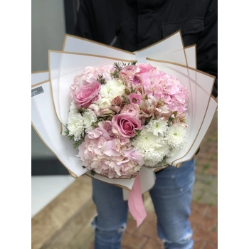 باقة زهرية وردية وبيضاء