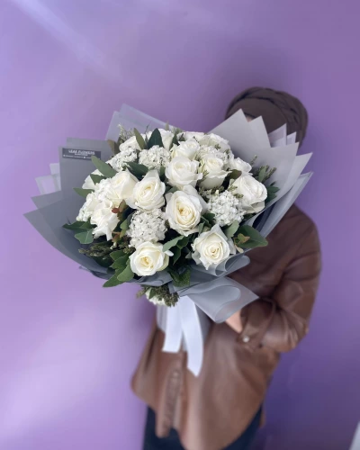 Beyaz Güllü Buket