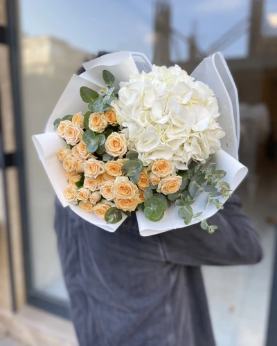 Beyaz Ortanca Çardak Gül Buketi