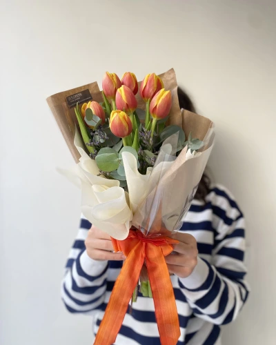 باقة الزنبق البرتقالي الصغير