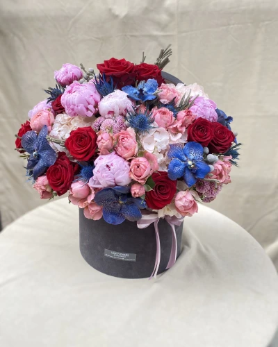 Kutuda Şakayık Kırmızı Gül Karışık Aranjman