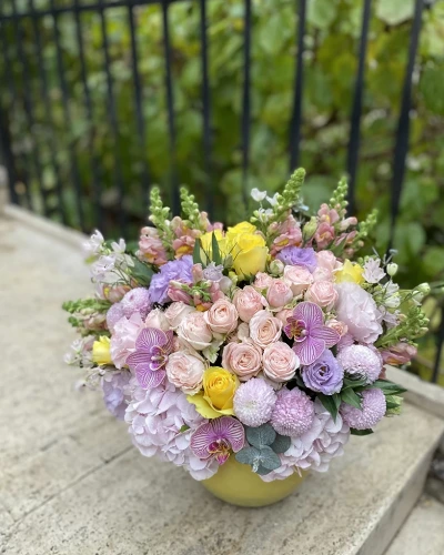 Sarı Fanusta Renkli Aranjman