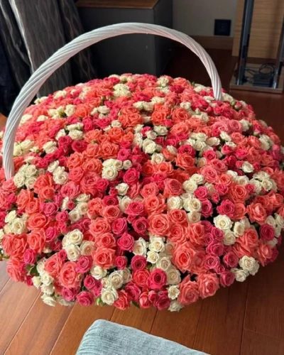 Dev Sepette Renkli Çardak Gül Aranjmanı