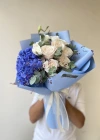 باقة ورد بلون البنفسج الأزرق مع الكريم