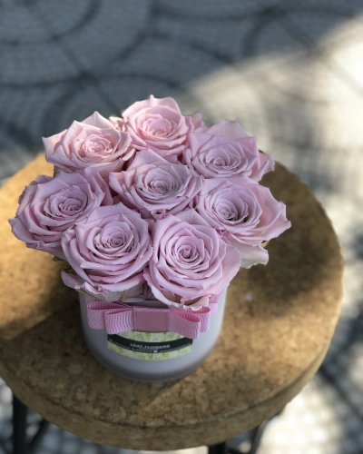 Beyaz Cam Vazoda Pembe Şoklu Gül