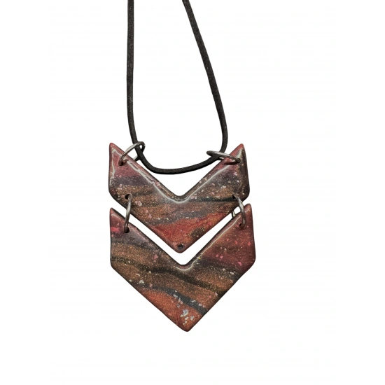 EMBER CHEVRON – Reçine Kaplı Polimer Kil Süet İpli Kolye