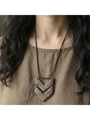 EMBER CHEVRON – Reçine Kaplı Polimer Kil Süet İpli Kolye