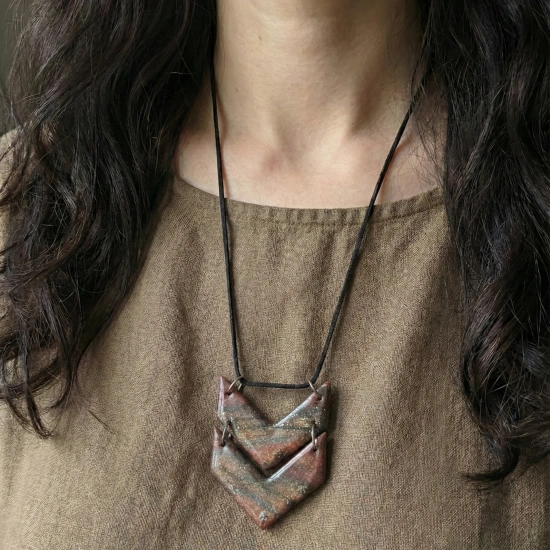 EMBER CHEVRON – Reçine Kaplı Polimer Kil Süet İpli Kolye