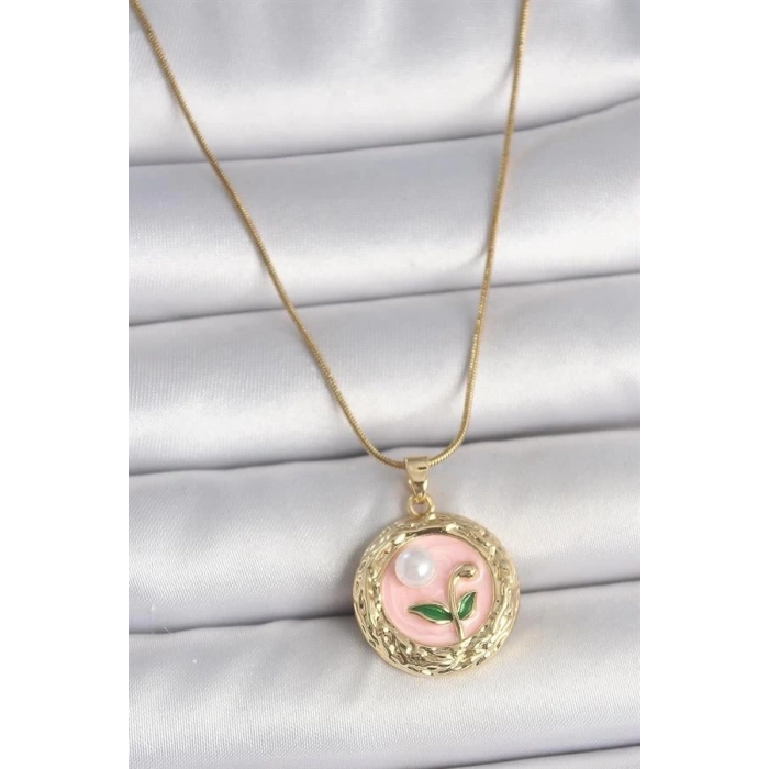 316L Çelik Gold Renk Zincir Pembe Çiçek İşlemeli inci Detay Portre Model Kadın Kolye