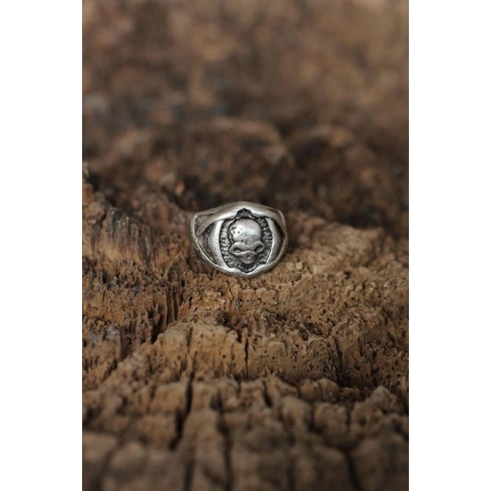 Ayarlanabilir Kuru Kafa Tasarımlı Erkek Yüzük