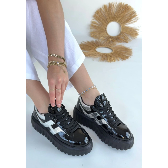 Gesti Siyah Rugan Gümüş Detaylı Bağcıklı Spor Ayakkabı