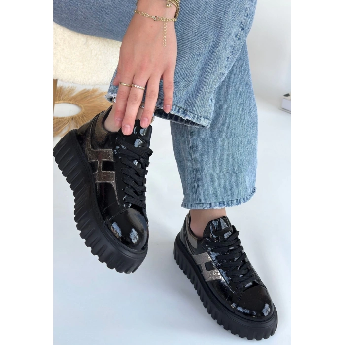 Gesti Siyah Rugan Platin Detaylı Bağcıklı Spor Ayakkabı