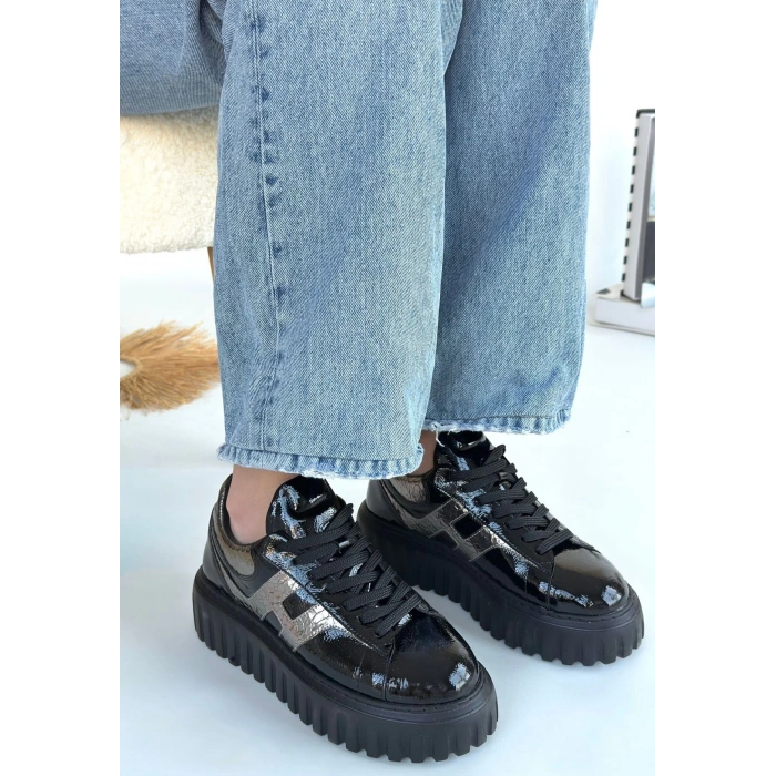 Gesti Siyah Rugan Platin Detaylı Bağcıklı Spor Ayakkabı