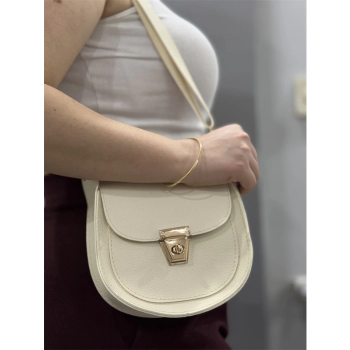 Klasik kapaklı bej cilt çanta