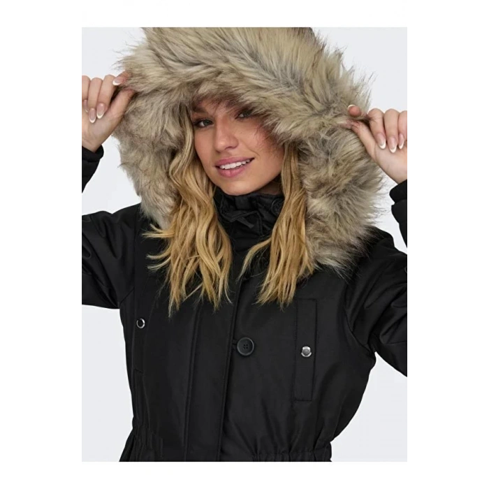 Kürklü Kadın Parka