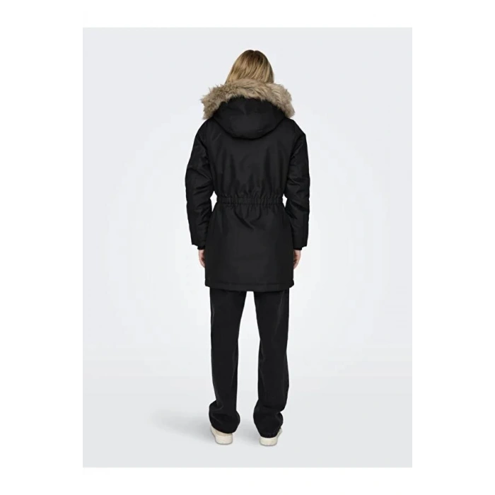 Kürklü Kadın Parka