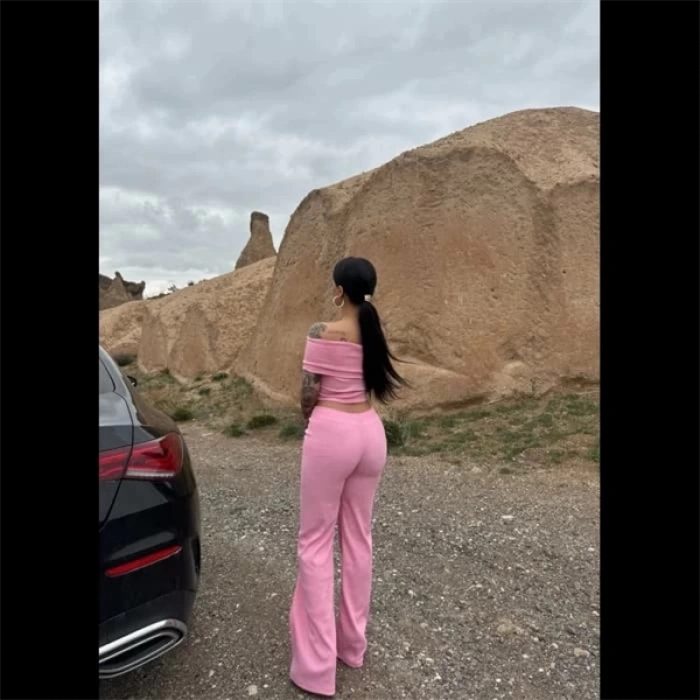 Madonna yaka bol paça pantolonlu takım