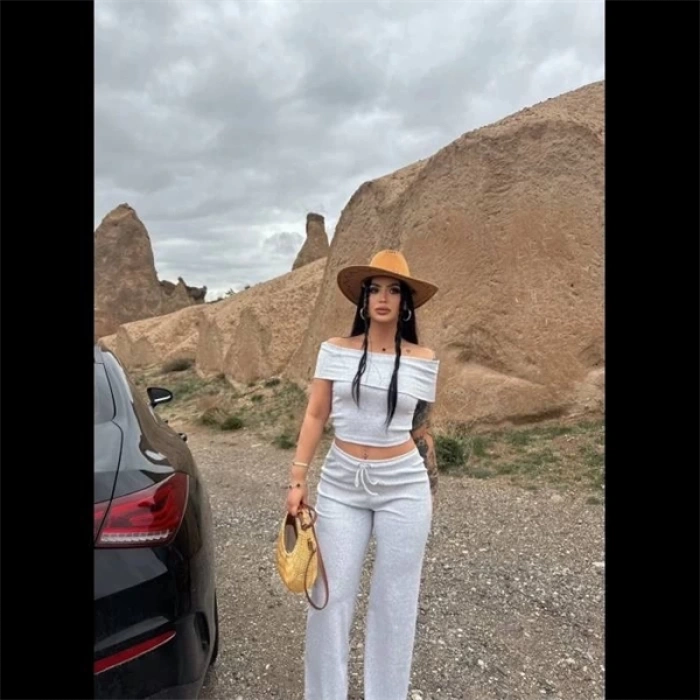 Madonna yaka bol paça pantolonlu takım