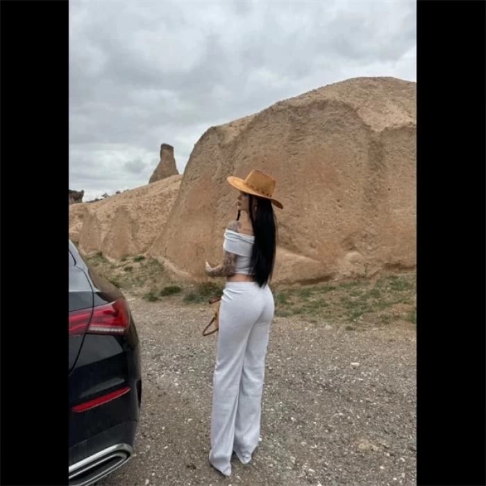 Madonna yaka bol paça pantolonlu takım