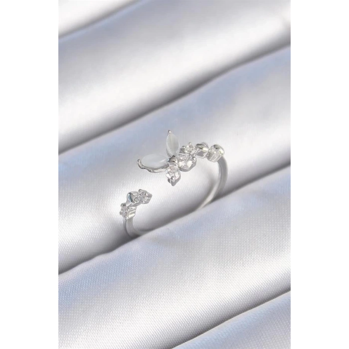 Pirinç Gümüş Renk Zirkon Taş Detaylı Beyaz Mineli Kelebek Model Kadın Yüzük