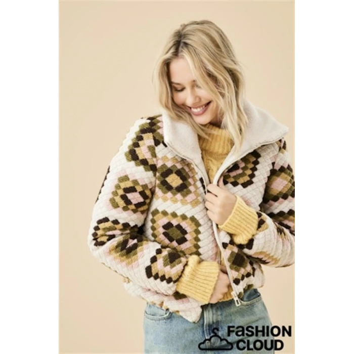 Şıklık Ve Zerafetiyle Göz Alıcı Kadın Ceket