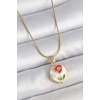 316L Çelik Gold Renk Zincir Beyaz Minimal Çiçek İşlemeli İnci Detay Portre Model Kadın Kolye
