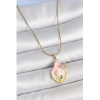 316L Çelik Gold Renk Zincir Damla Mix Renk Çiçek İşlemeli Kelebek Detay Portre Model Kadın Kolye