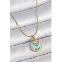 316L Çelik Gold Renk Zincir Mavi Minimal Çiçek İşlemeli İnci Detay Portre Model Kadın Kolye