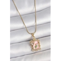 316L Çelik Gold Renk Zincir Pembe Mineli Çiçek İşlemeli Zirkon Taşlı Kelebek Detay Portre Model Kadın Kolye
