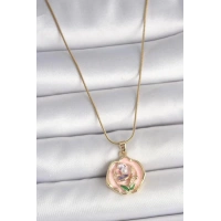 316L Çelik Gold Renk Zincir Pembe Renkli Çiçek İşlemeli İnci Detay Portre Model Kadın Kolye