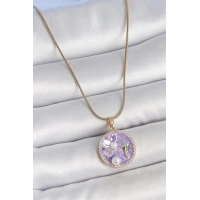 316L Çelik Gold Renk Zincir Zirkon Taşlı Mor Mineli Çiçek İşlemeli İnci Detay Portre Model Kadın Kolye