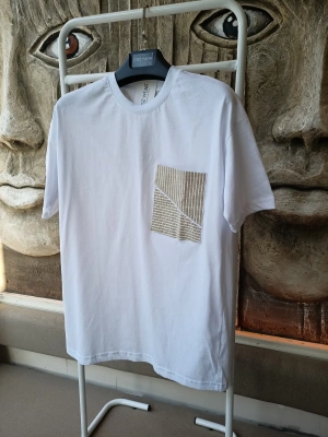 Beyaz Çizgili Cep Detaylı %100 Pamuk Erkek T-Shirt