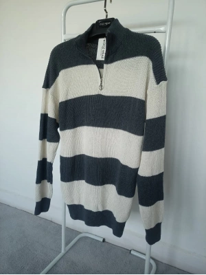 Gri Beyaz Çizgili Selanik Örgü Yarım Femuar Detaylı Uzun Kollu Triko