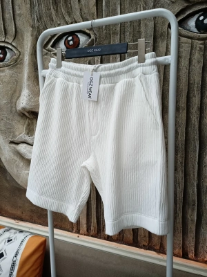Beyaz Raşel Nefes Alan Kumaş Cepli Beli Lastikli Erkek Şort