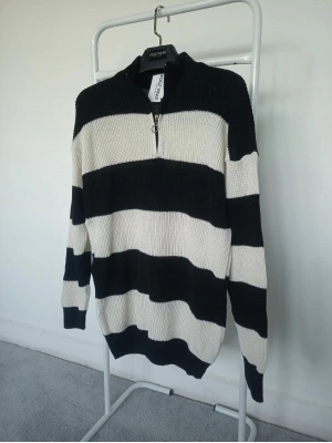 Siyah Beyaz Çizgili Selanik Örgü Yarım Femuar Detaylı Uzun Kollu Triko