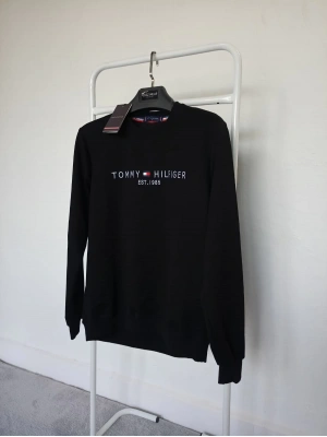 T.Hilfiger Siyah Nakış Detaylı Premium %100 Pamuklu Kumaş Uzun Kollu Sweat