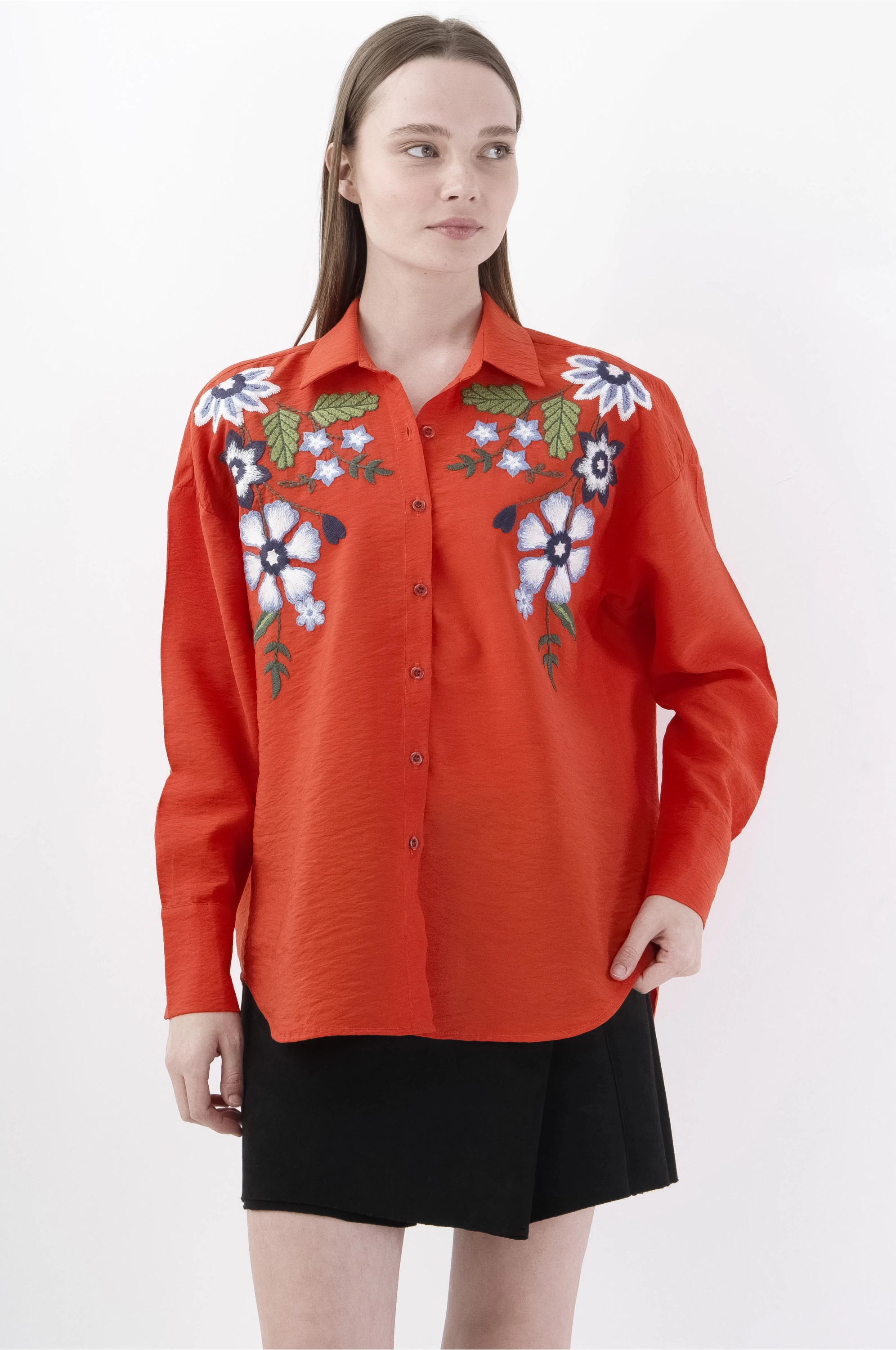 Floral İşlemeli Kırmızı Kadın Gömlek