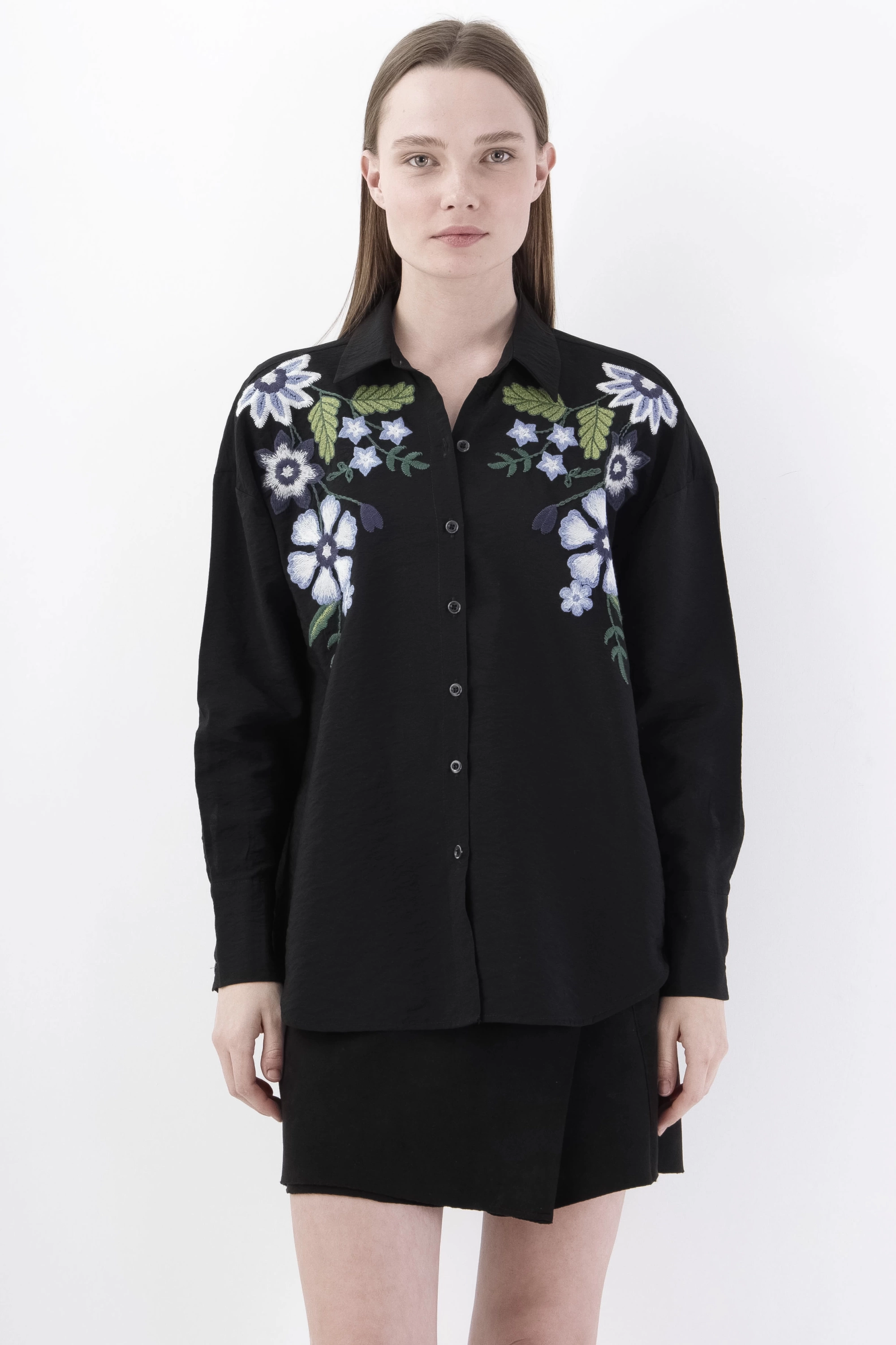 Floral İşlemeli Siyah Kadın Gömlek