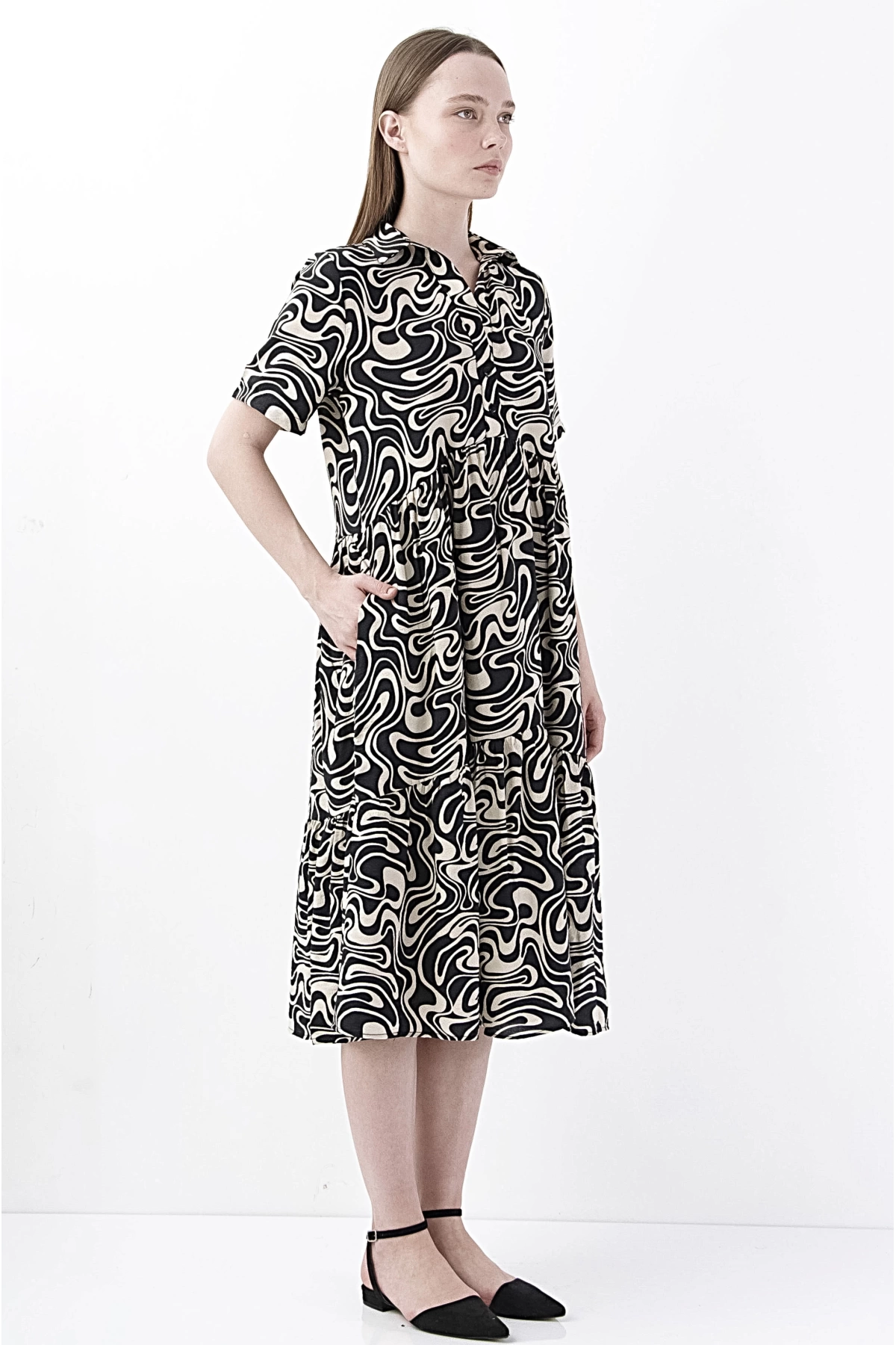 Modern Swirl Desenli Şık Midi Elbise Siyah Beyaz
