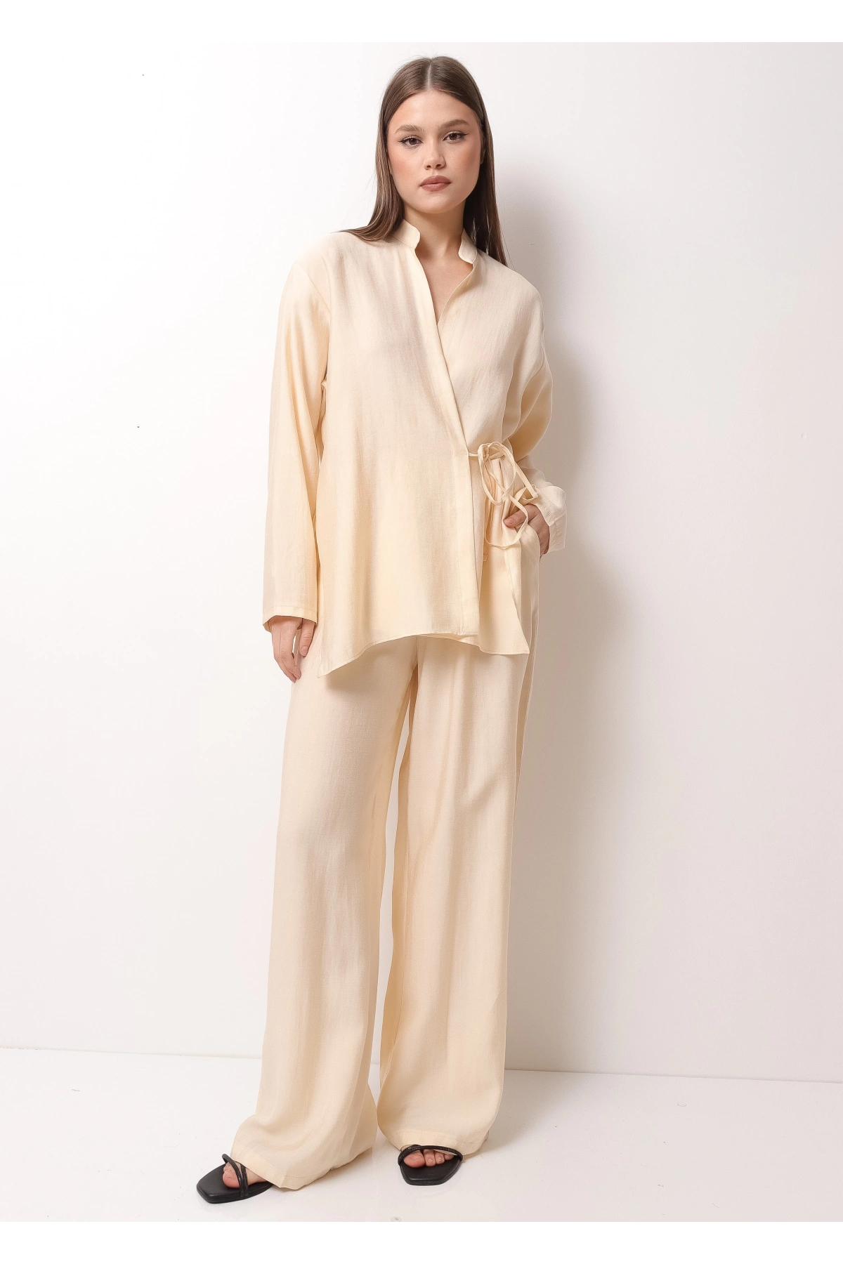 Krem Rengi Hakim Yaka Kadın Takım