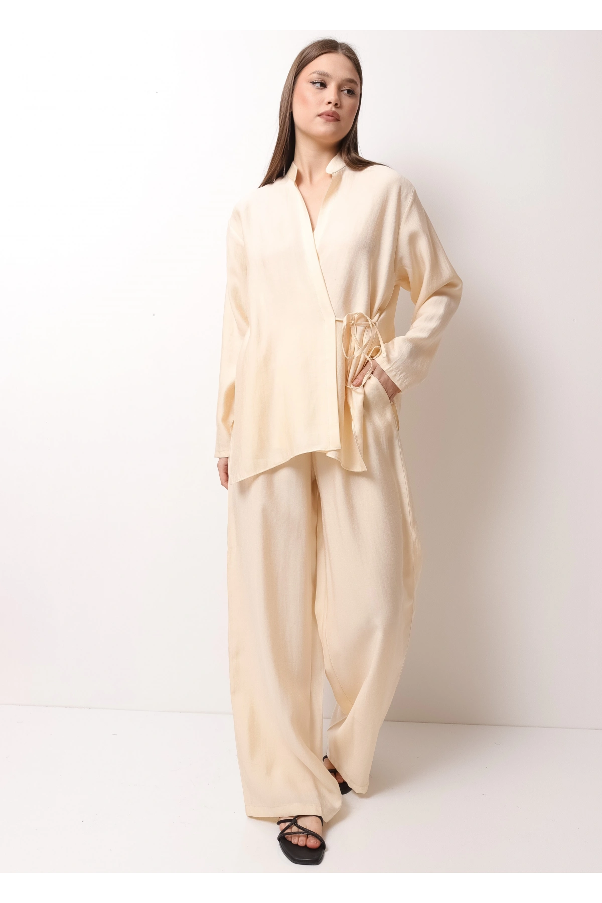 Krem Rengi Hakim Yaka Kadın Takım