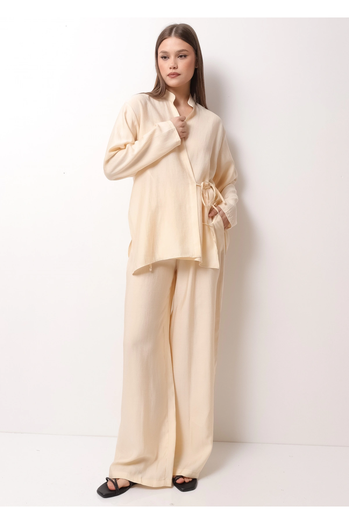 Krem Rengi Hakim Yaka Kadın Takım