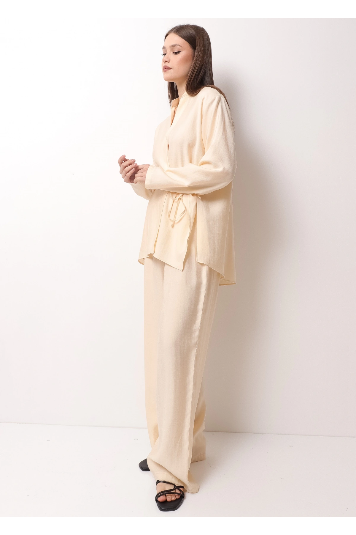 Krem Rengi Hakim Yaka Kadın Takım