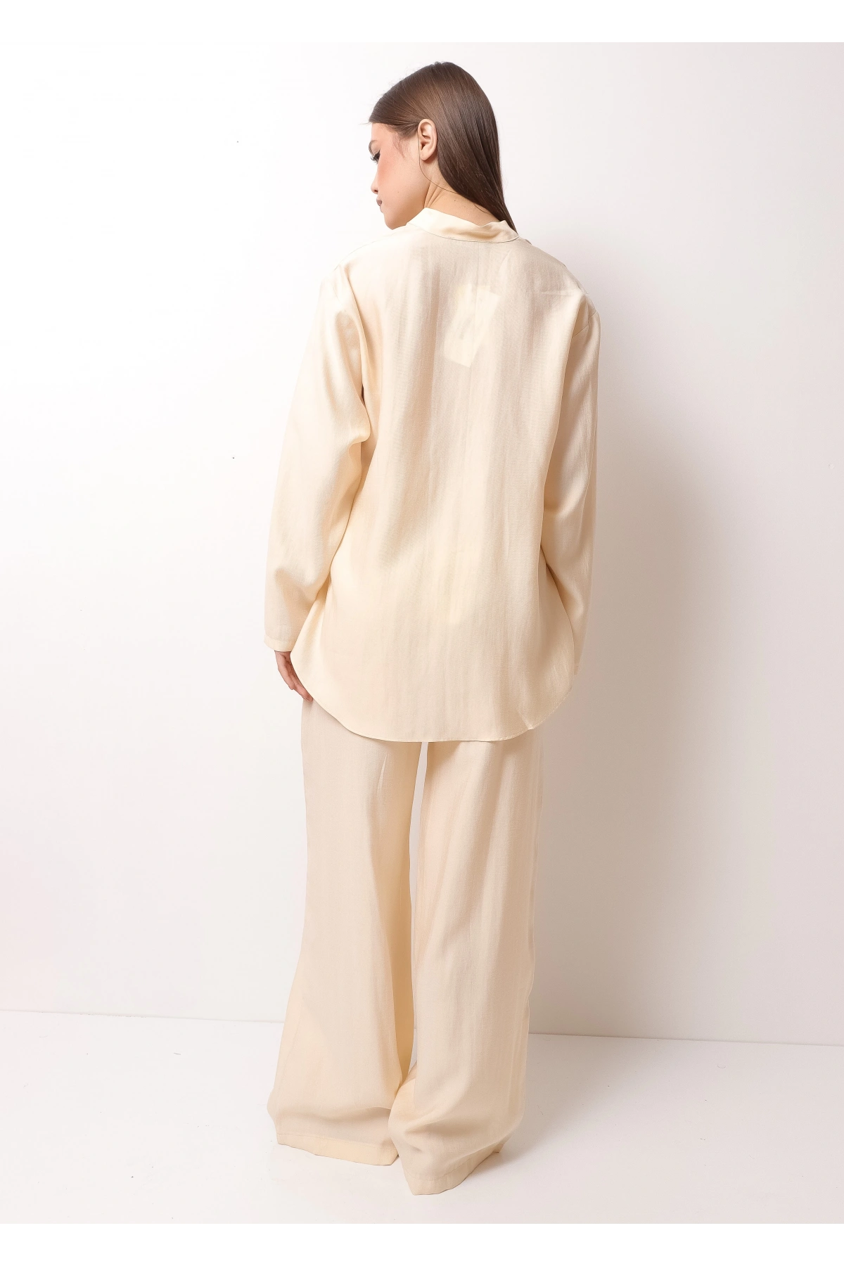 Krem Rengi Hakim Yaka Kadın Takım